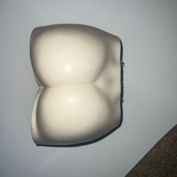 CAIYU CANDLE Le Derrière Candle in White - Picture 10 of 11